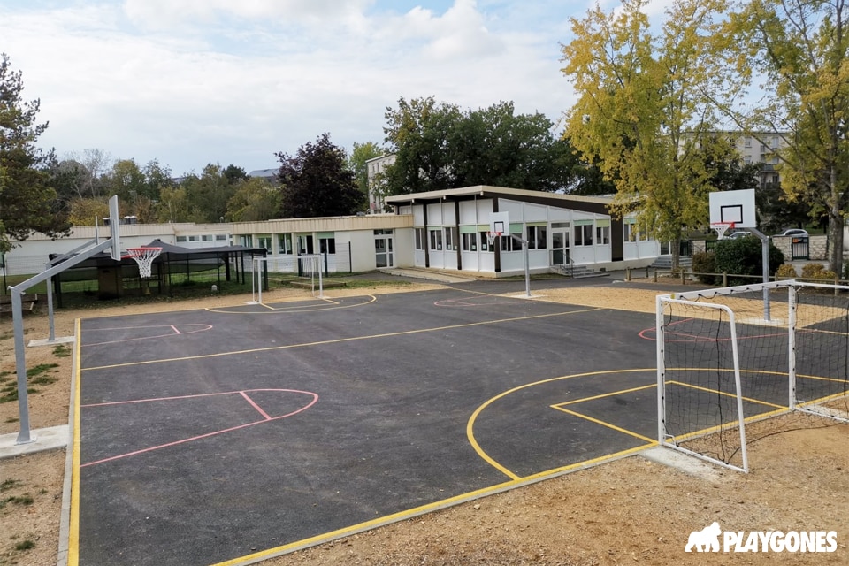 Terrain de basket-ball sur le plateau sportif d'une école